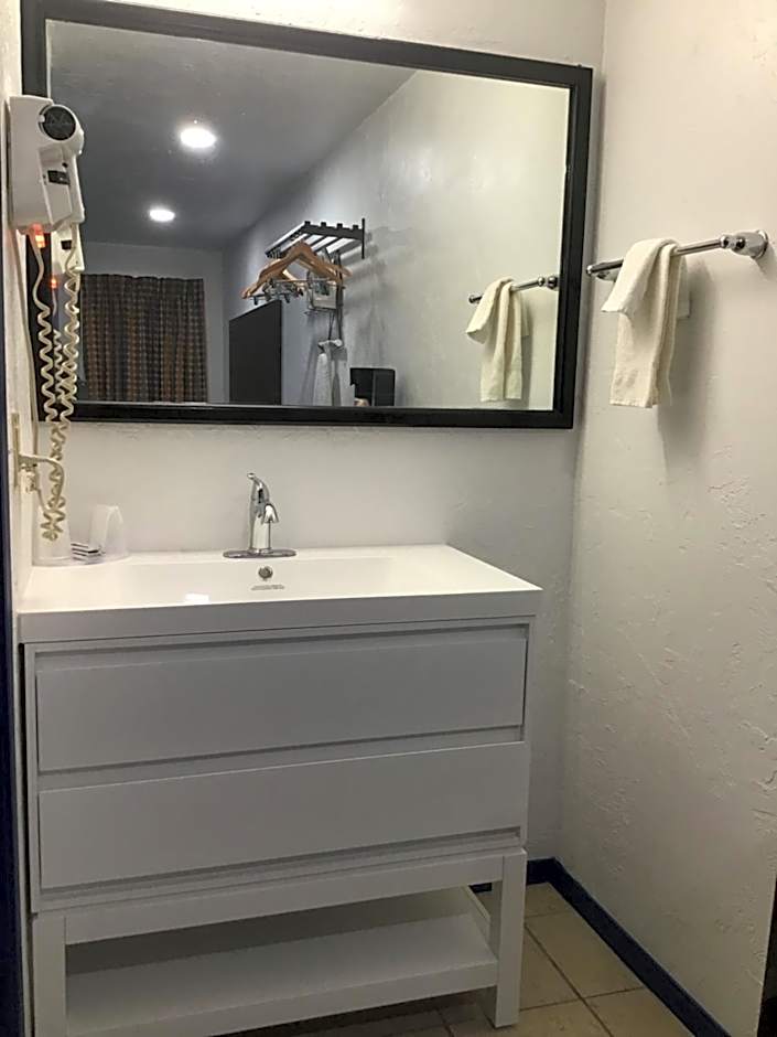 Budget Inn & Suites