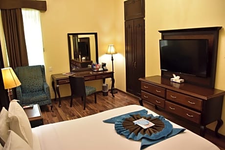 Standard Queen Room