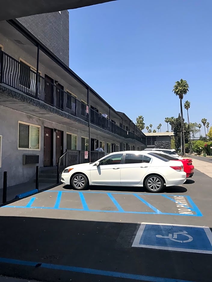 Hollywood Palms Inns & Suites