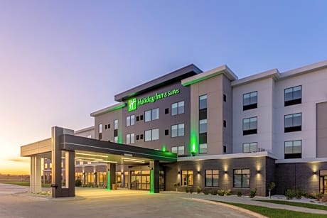 Holiday Inn & Suites Cedar Falls-Waterloo Event Ctr, an IHG Hotel
