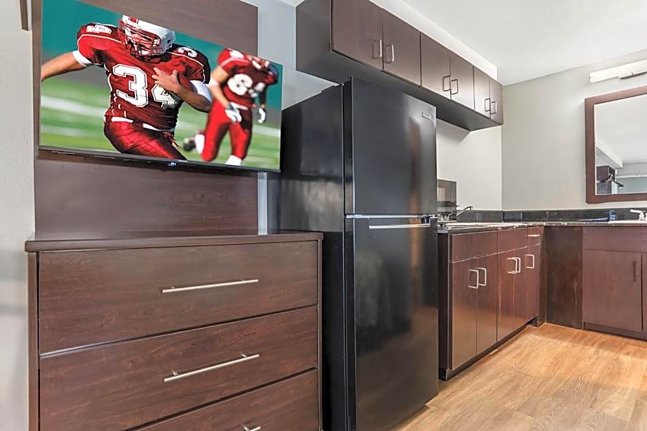 HomeTowne Studios by Red Roof Montgomery - Midtown