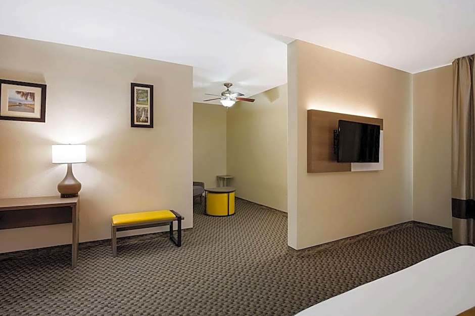 Comfort Inn and Suites 
