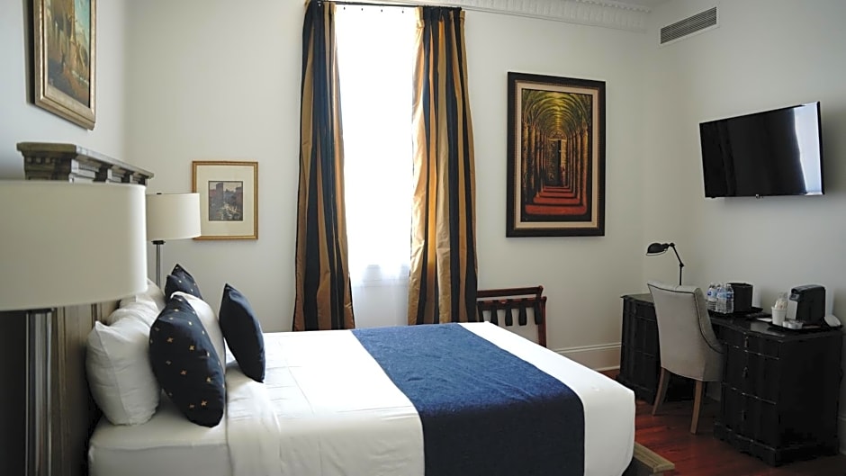 Royal Frenchmen Hotel and Bar