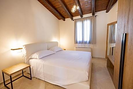 Two-Bedroom Deluxe Apartment with Balcony