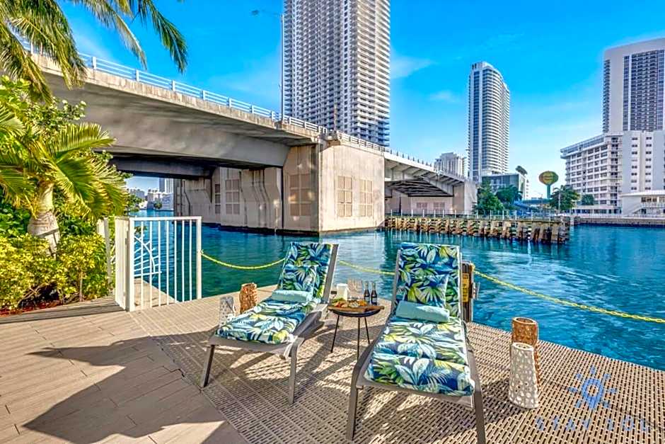 Spectacular View wBalcony Pool