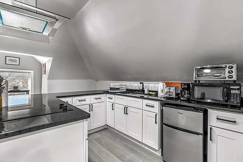 3rd Story Loft Islandview Pets Included with Free Parking!