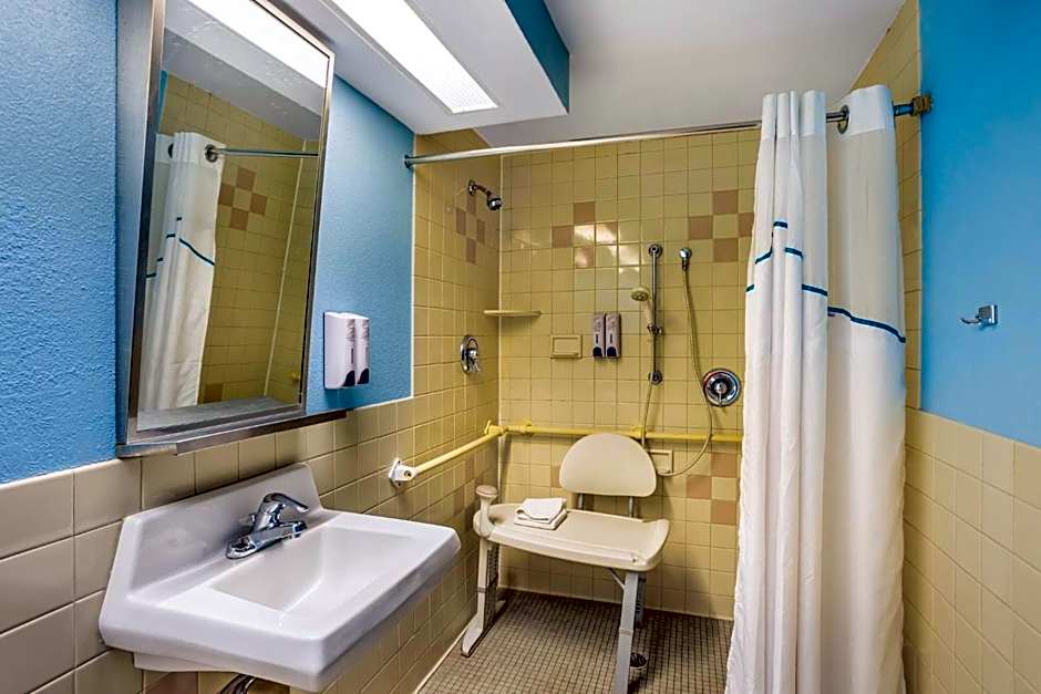 HomeTowne Studios by Red Roof Lancaster