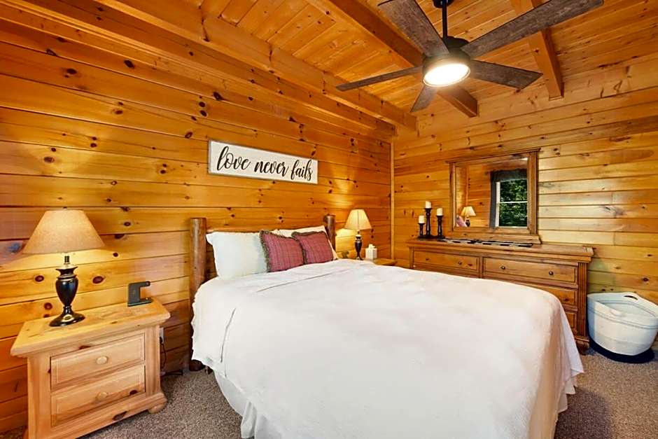Ryes and Shine Bootlegger's Cabin! Hot Tub* Pool* Arcade* Billiards *EV * Pet Friendly