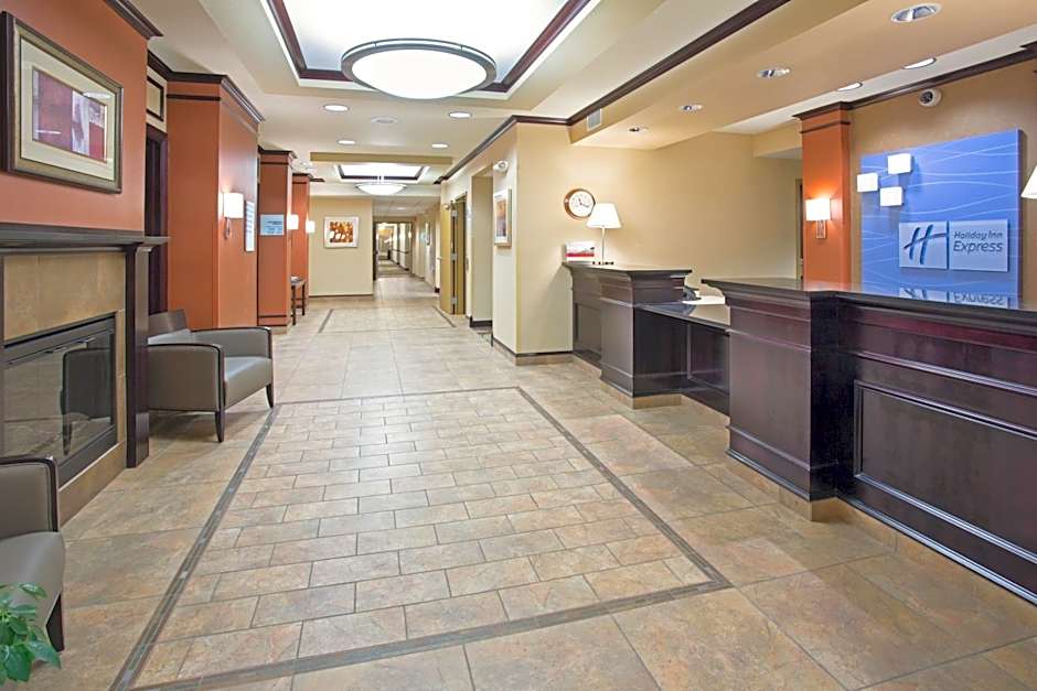 Holiday Inn Express Hotel & Suites Minot South By IHG