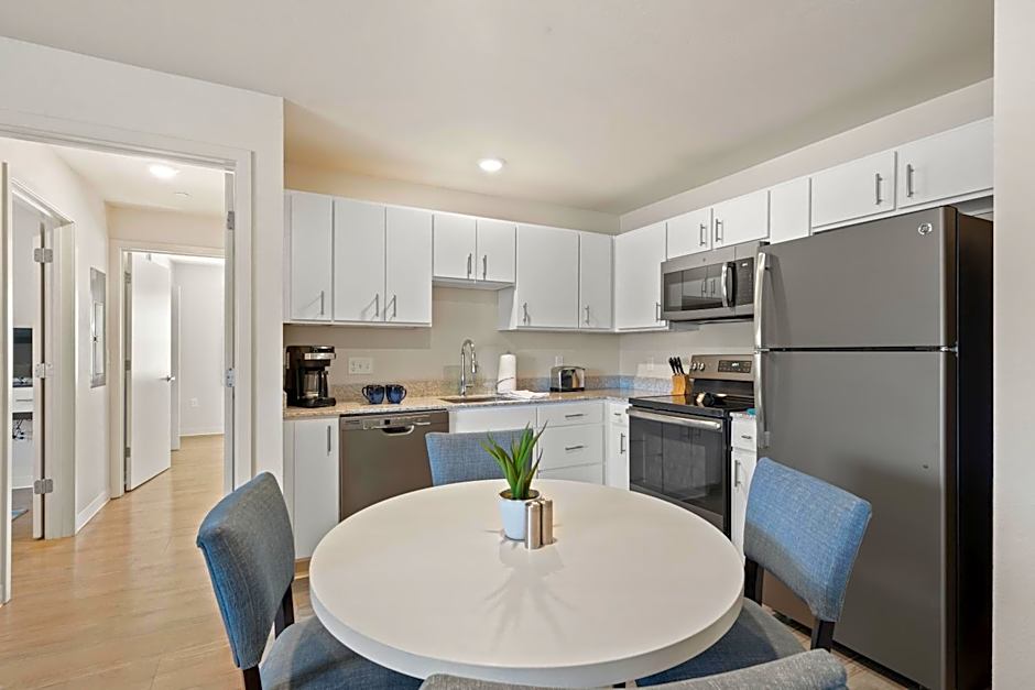 WaterWalk Extended Stay by Wyndham Kansas City - Overland Pk