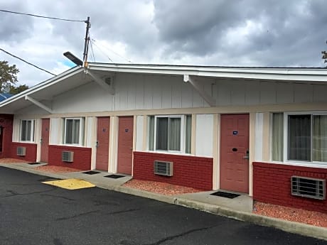 Travelodge by Wyndham Bay Shore Long Island