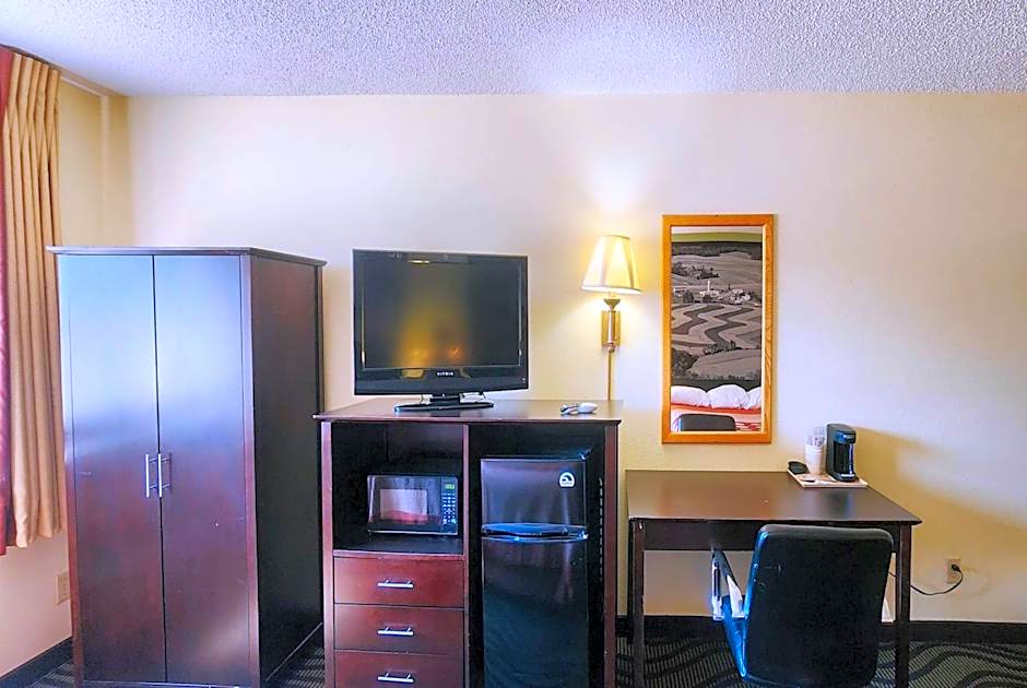 Super 8 by Wyndham Newton