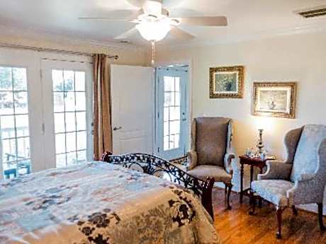 Quad room-Ensuite-Standard-Antique White Suite