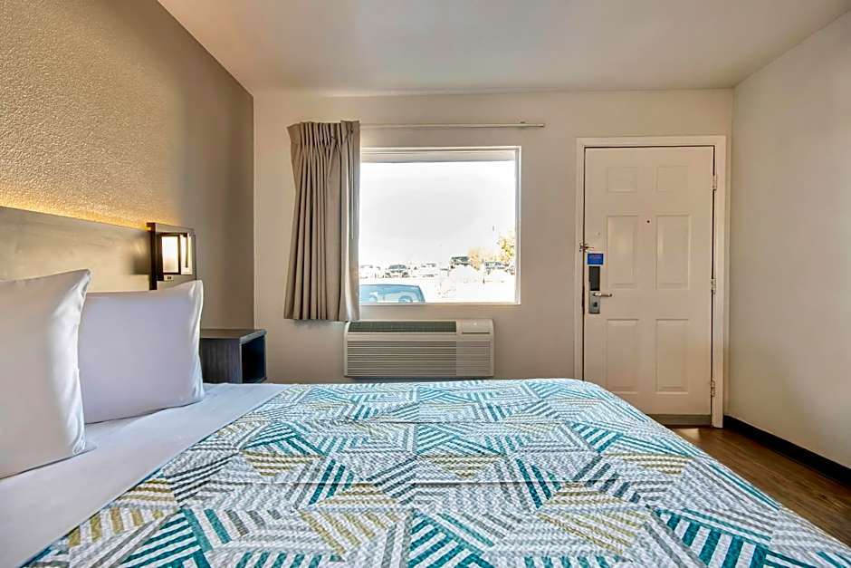 Motel 6-Albuquerque, NM - Carlisle