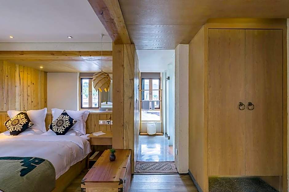 Arro Khampa by Zinc Journey Lijiang