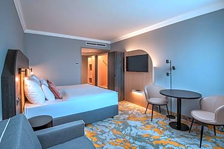 Standard Queen Room
