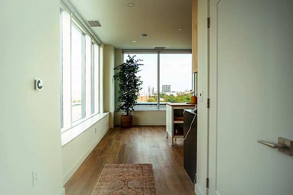 Luxury 1BR Penthouse Apt In Central Halifax