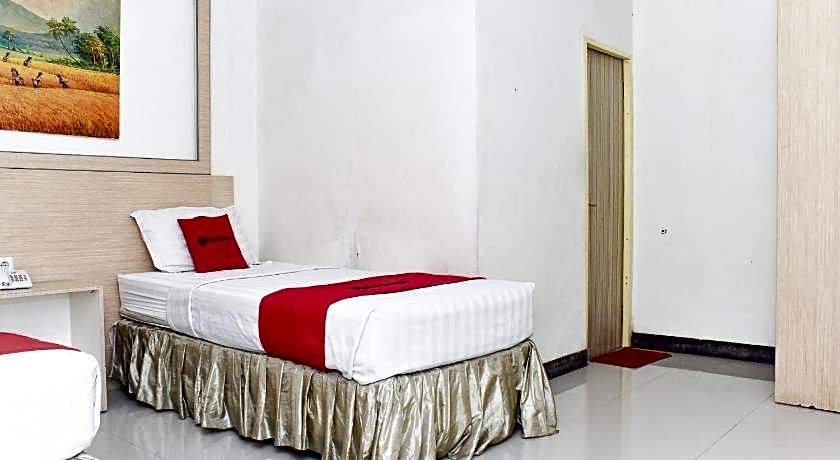 RedDoorz Plus near Sultan Hasanuddin Airport