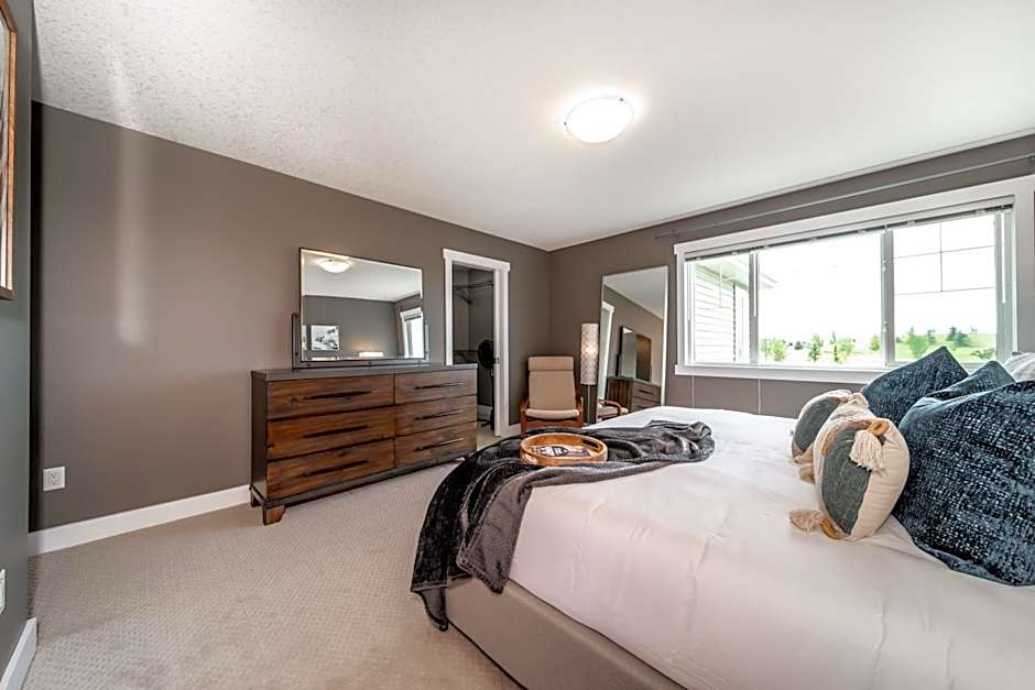 Amazing Luxe Home, AC, HUGE Yard, FirePit, Pet Friendly, Sleeps 10!