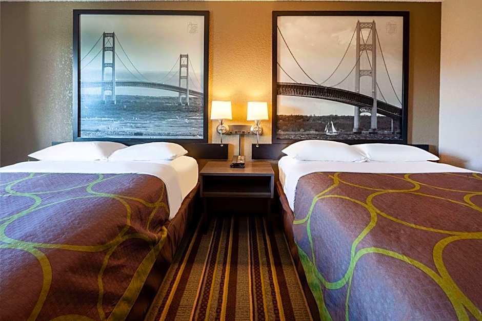 Super 8 by Wyndham Roseville/Detroit Area
