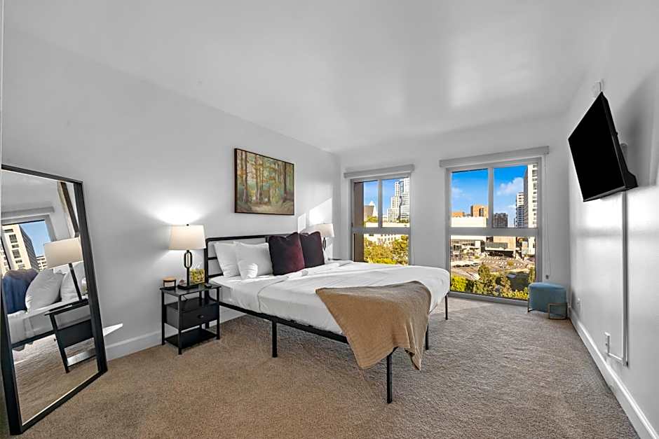 Modern Luxury 2 Bed with Panoramic City Views in Downtown LA