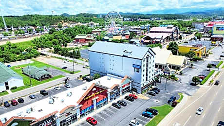 Mountain Vista Inn & Suites - Walking Distance to the Island