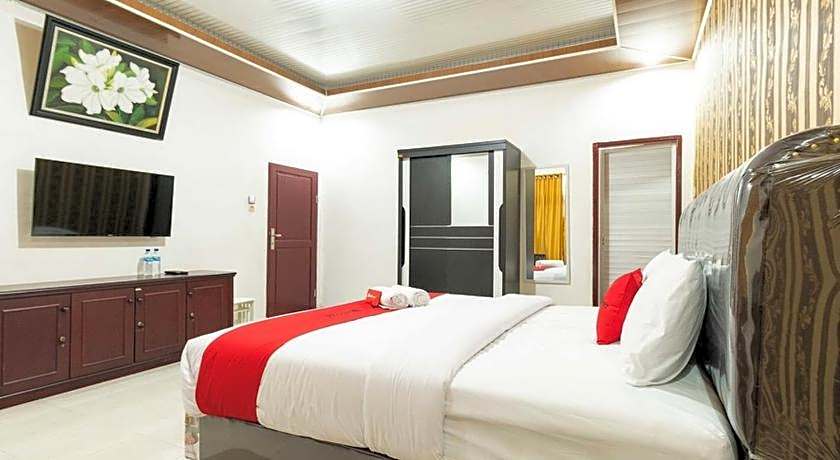 RedDoorz Plus near Universitas Methodist Medan