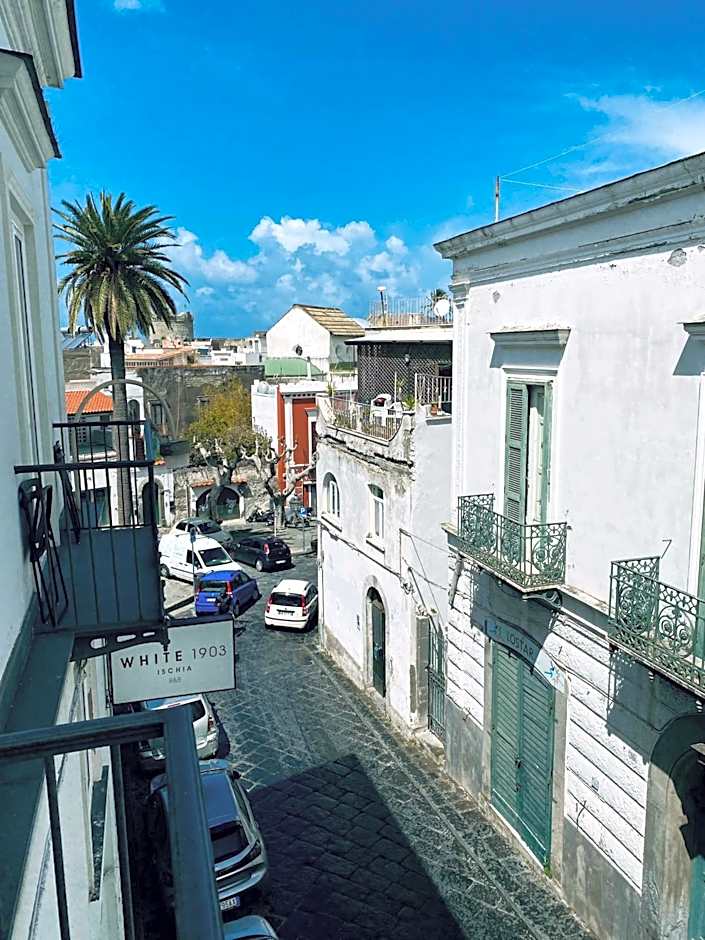 White 1903 - Rooftop Pool & Luxury Rooms