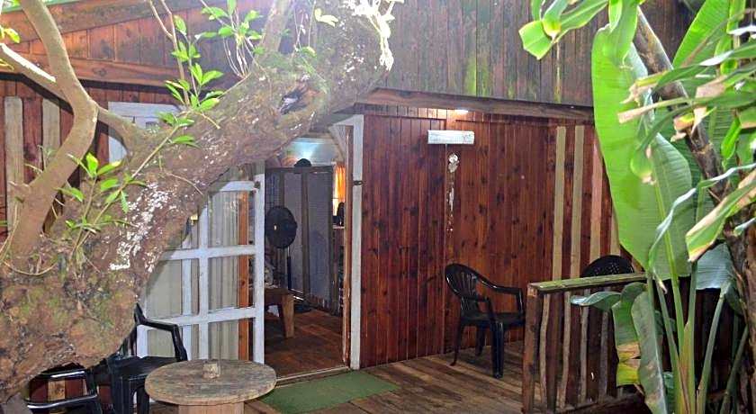 Mantis and Moon Backpackers and Surf Hostel