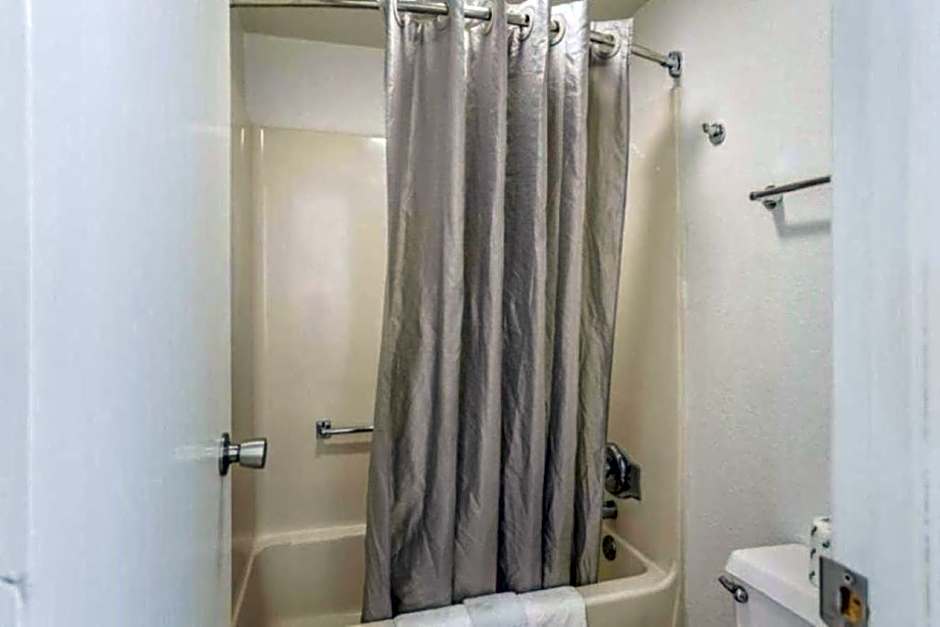 Econo Lodge Lawrence near University