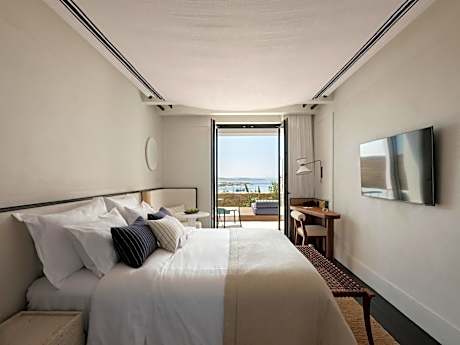 Nest Retreat with Sea View and Outdoor Hot Tub