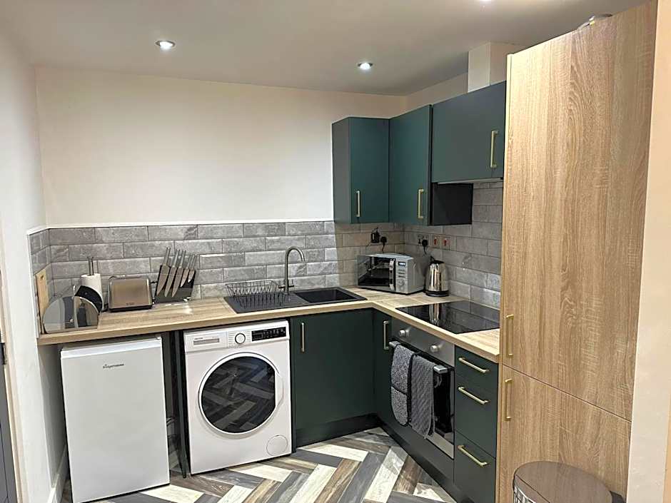 Adam Court Apartments - PE1 - Contractor Friendly - Choice of Studios or 1 Bed Apartments - Free Parking - Sofa Beds - Sky TV - Full Kitchen - Washer Dryer - WiFi