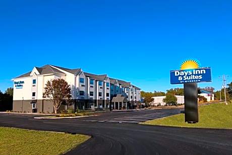 Days Inn & Suites by Wyndham Brandon Amphitheater