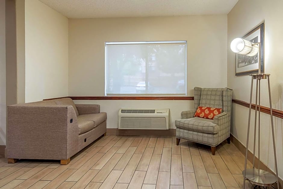 Spark by Hilton Lakewood Denver Southwest