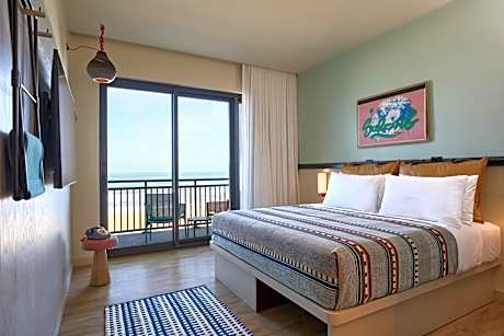 King Room with Oceanfront View and Bathtub - Mobility Access