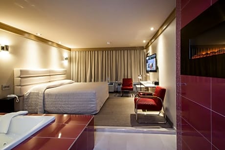 Queen Suite with Spa Bath