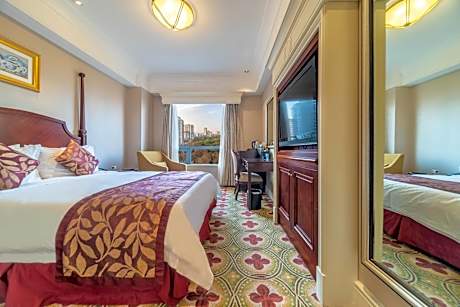 Deluxe Queen Room - Non-Smoking
