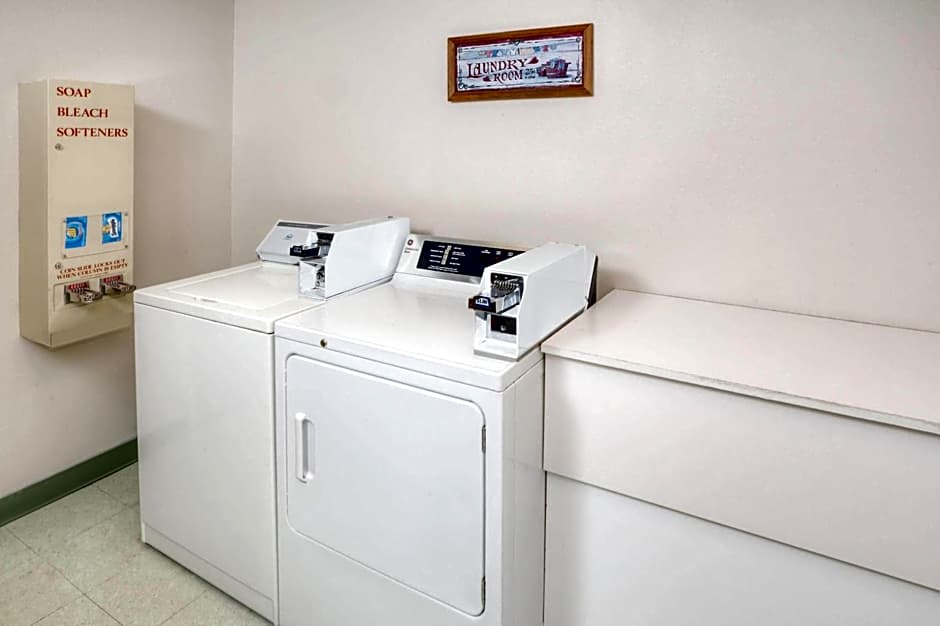 Super 8 by Wyndham Gas City Marion Area