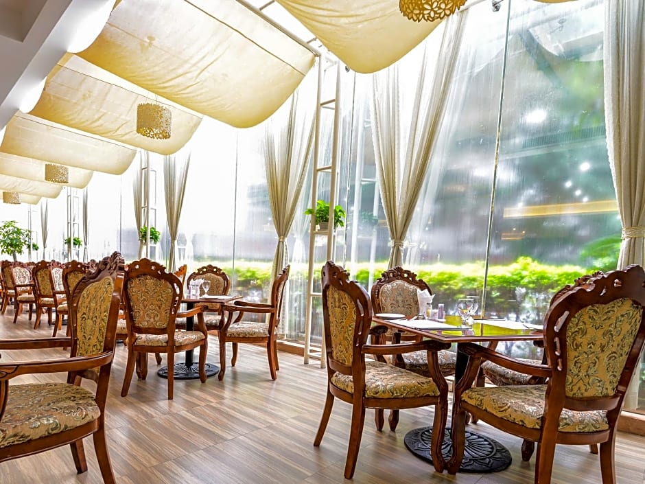 Royalty Hotel
