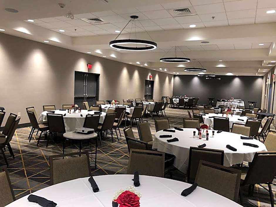 Holiday Inn Hotel And Suites Fayetteville W-Fort Bragg Area By IHG