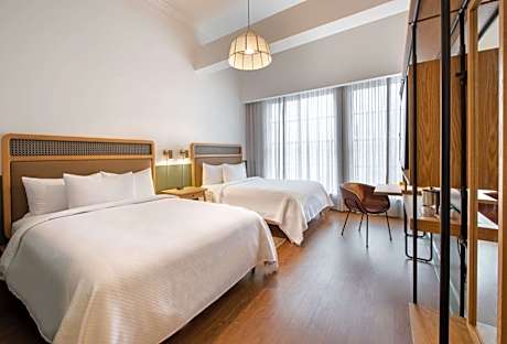 TWO QUEEN BEDS