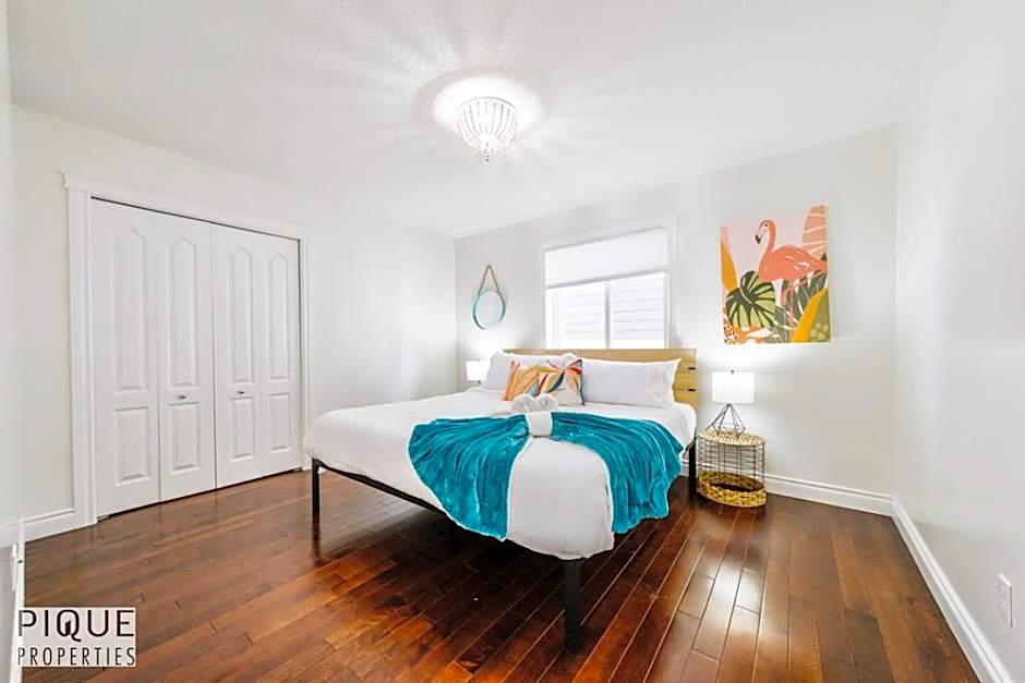 Tropical Oasis - King Beds - Free Netflix & Parking - Fast Wi-Fi