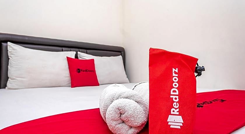 RedDoorz near Alun Alun Bandung 2