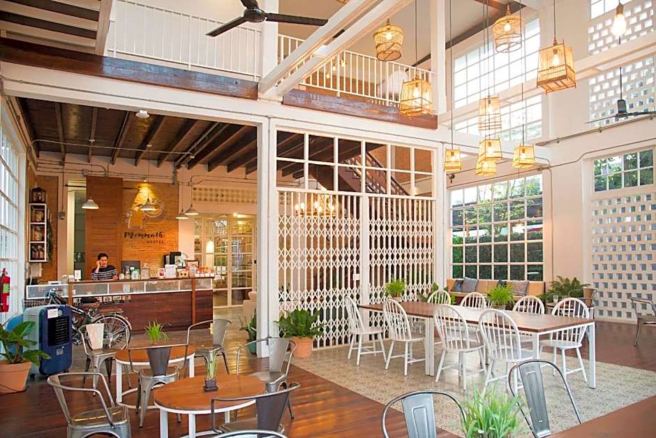 Memmoth Cafe & Hostel in Lampang