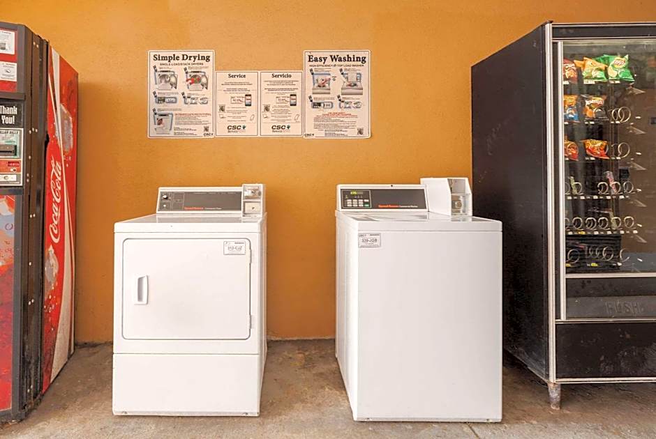 Econo Lodge  Inn & Suites Macon West