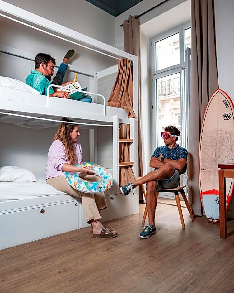 Georges Hostel & Café