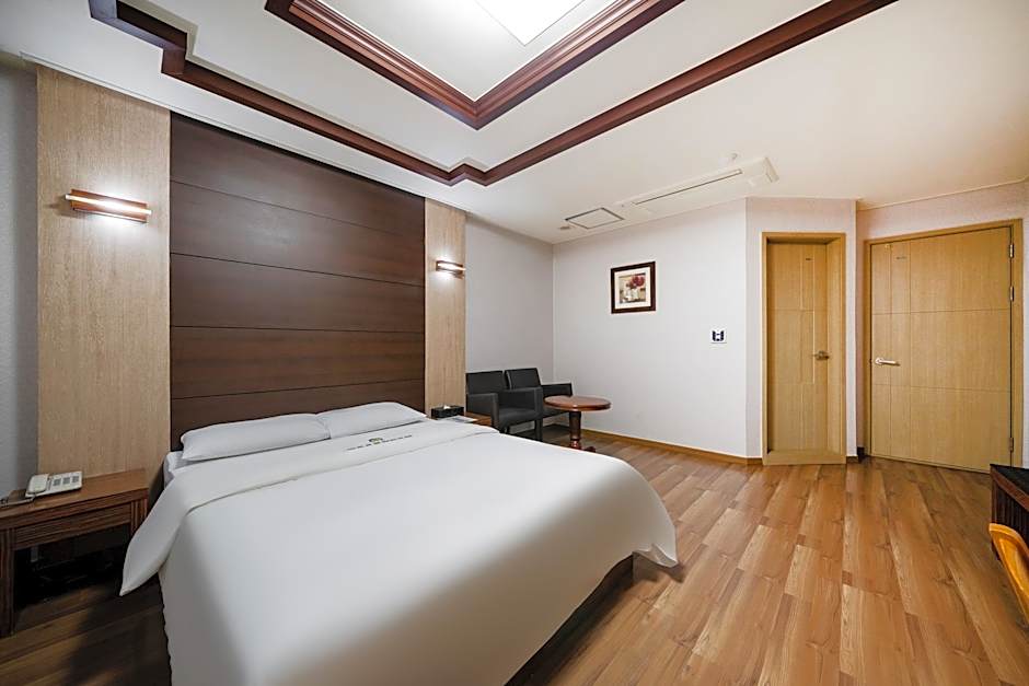 Metro Pol Tourist Hotel