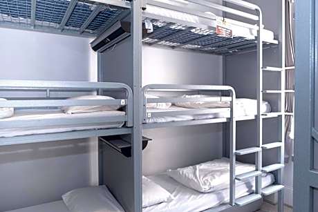 Bed in 9-Bed Mixed Dormitory Room Ensuite (18–40 years)