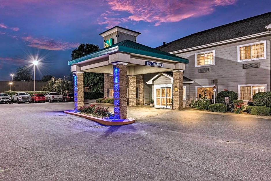 Quality Inn & Suites Hendersonville - Flat Rock