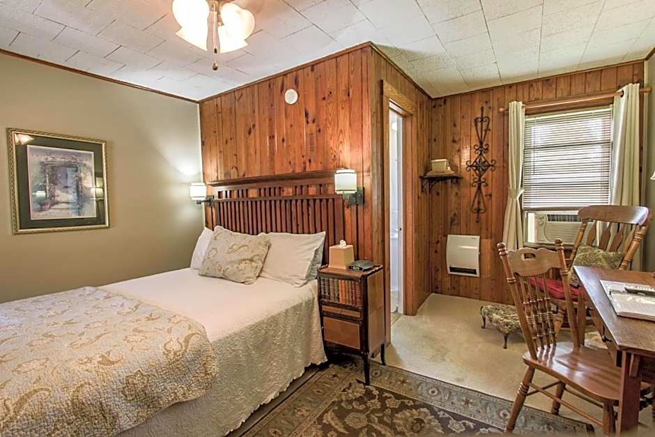 Mountainaire Inn and Log Cabins